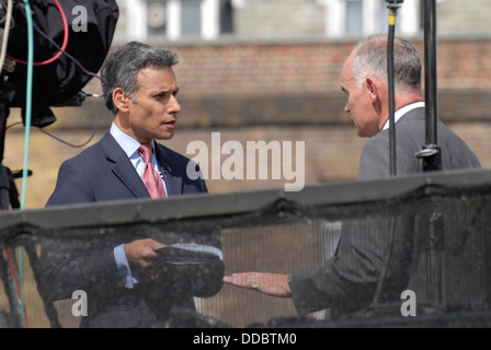 Matteo Amroliwala intervistando Crispin Blunt MP al di fuori del Parlamento su Live TV Foto Stock