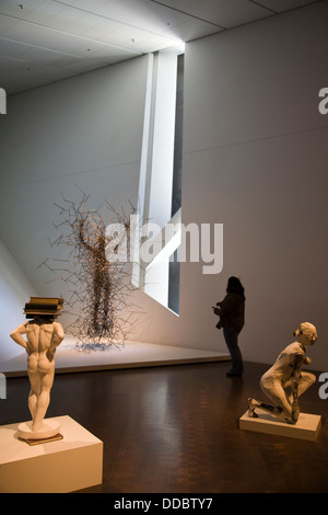 Art display, Frederic C. Hamilton oltre, Denver Art Museum Civic Center complesso culturale, Denver, CO, STATI UNITI D'AMERICA Foto Stock