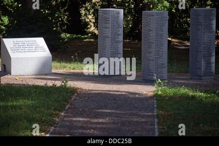 Pietre commemorativa incisa con i nomi dei rifugiati che è morto alla fine della Seconda Guerra Mondiale si trovano sul vecchio cimitero (Alter Friedhof) in Brueel, Germania, 26 agosto 2013. Il memoriale commemora circa 300 profughi morti nei treni, che erano state sepolte 1945 nella piccola città. Foto: Jens Buettner Foto Stock