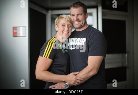 Javelin thrower Christina Obergföll e il suo partner e allenatore di Boris Henry pongono per la telecamera durante un evento stampa a Berlino, Germania, 30 agosto 2013. Foto: Michael Kappeler/dpa Foto Stock