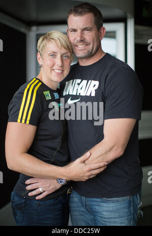 Javelin thrower Christina Obergföll e il suo partner e allenatore di Boris Henry pongono per la telecamera durante un evento stampa a Berlino, Germania, 30 agosto 2013. Foto: Michael Kappeler/dpa Foto Stock