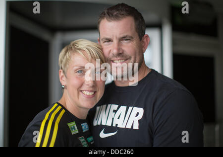 Javelin thrower Christina Obergföll e il suo partner e allenatore di Boris Henry pongono per la telecamera durante un evento stampa a Berlino, Germania, 30 agosto 2013. Foto: Michael Kappeler/dpa Foto Stock