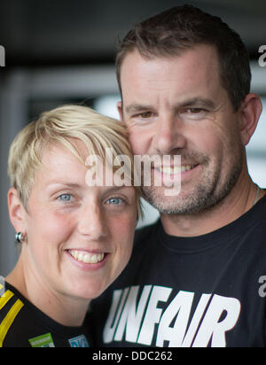 Javelin thrower Christina Obergföll e il suo partner e allenatore di Boris Henry pongono per la telecamera durante un evento stampa a Berlino, Germania, 30 agosto 2013. Foto: Michael Kappeler/dpa Foto Stock
