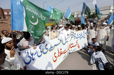 Il pakistan. Il 30 agosto, 2013. I sostenitori di Jamat-e-Islami (JI) chant slogan contro il dr. Shakeel Afridi, l uomo che ha aiutato la CIA via giù di Osama Bin Laden, durante la manifestazione di protesta a Peshawar press club del venerdì, 30 agosto 2013. Credito: Asianet-Pakistan/Alamy Live News Foto Stock