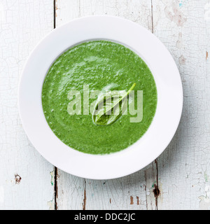 Zuppa di spinaci in tazza bianca Foto Stock