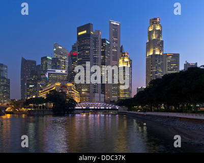 Dh del Fiume Singapore DOWNTOWN CORE serata di Singapore di notte le luci del tramonto città grattacielo marina bay skyline sky asia Foto Stock