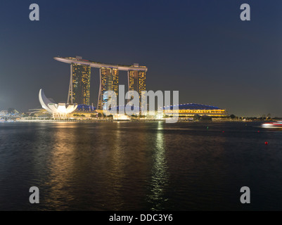 Dh Marina Bay DOWNTOWN CORE Serata di Singapore di notte le luci al Tramonto Marina Bay Sands Hotel Foto Stock