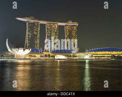 Dh Marina Bay DOWNTOWN CORE Serata di Singapore di notte le luci al Tramonto Marina Bay Sands Hotel alberghi Foto Stock