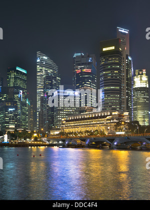 Dh Marina Bay DOWNTOWN CORE Serata di Singapore di notte le luci crepuscolo grattacielo skyline della città cityscape district Foto Stock
