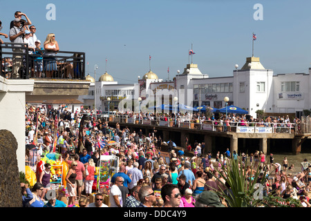 CLACTON ON SEA lungomare con la folla che stavano guardando il ANNUALE AIRSHOW libero Foto Stock