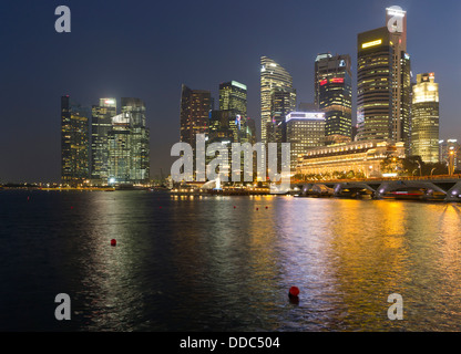Dh Marina Bay quartiere degli affari core serata di Singapore di notte le luci crepuscolo grattacielo skyline della città down town asia sky Foto Stock