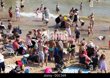 CLACTON ON SEA lungomare con la folla che stavano guardando il ANNUALE AIRSHOW libero Foto Stock