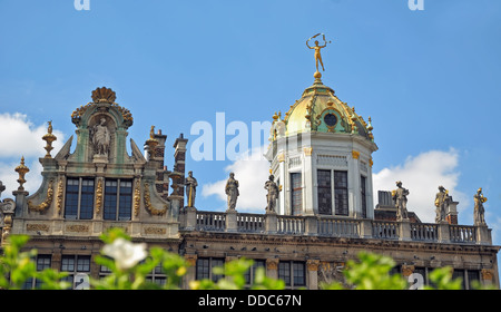 Le case delle corporazioni sulla Grand Place di Bruxelles in Belgio nel giorno chiaro con sfocate foglie verde sulla parte anteriore Foto Stock