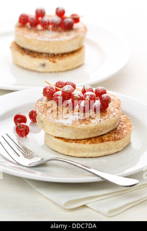 La deliziosa prima colazione con pancake e ribes rosso su sfondo bianco Foto Stock