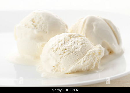 Gelato alla vaniglia su sfondo bianco Foto Stock