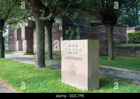 La prima guerra mondiale un cimitero militare Deutscher Soldatenfriedhof Langemark / Studentenfriedhof, Fiandre Occidentali, Belgio Foto Stock