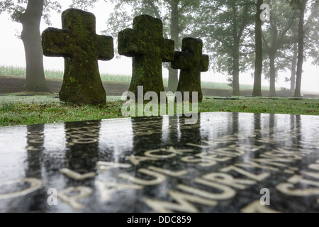 Pietra tombale alla prima guerra mondiale un cimitero militare Deutscher Soldatenfriedhof Langemark / Studentenfriedhof, Fiandre, in Belgio Foto Stock