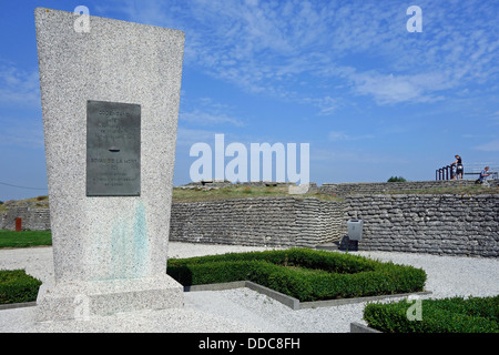 La prima guerra mondiale un monumento all'WW1 Dodengang / Boyau de la Mort / Trench della morte lungo il fiume IJzer, Diksmuide, Belgio Foto Stock