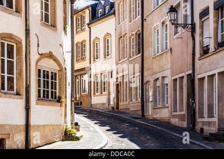 Una bella strada di ciottoli nel Grund distretto della città di Lussemburgo. Foto Stock