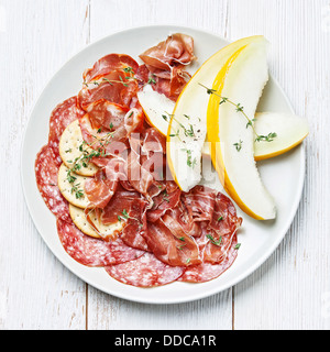 Piatto di un assortimento di salumi e melone Foto Stock