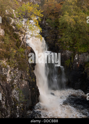 Inverkirkaig Waterfall [cade di Kirkaig] circondato da colore di autunno, Assynt, Highlands scozzesi, Scotland Regno Unito Foto Stock