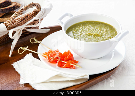 Zuppa di asparagi con salmone affumicato su bianco Foto Stock