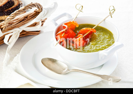 Zuppa di asparagi con salmone affumicato su bianco Foto Stock