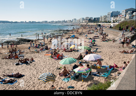 I turisti affollano la spiaggia di Les Sables D' Olonne Francia occidentale Foto Stock