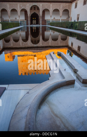 Cortile della struttura Arrayanes(Corte dei Mirti).Comares Palace. Palazzi Nazaries .Alhambra di Granada. Andalusia, Spagna Foto Stock