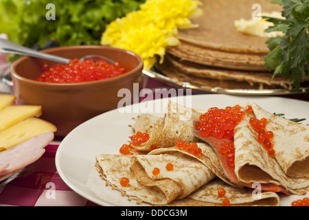 Pancake con caviale rosso e verde Foto Stock