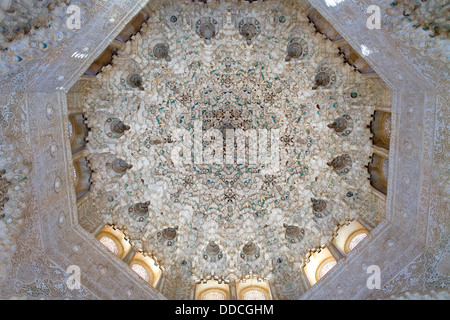 Dettaglio,cupola in Sala de Dos Hermanas,due sorelle camera, Palazzo dei Leoni, Nazaries palazzi, Alhambra di Granada Andalusia, Spagna Foto Stock