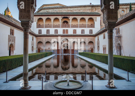 Cortile della struttura Arrayanes(Corte dei Mirti).Comares Palace. Palazzi Nazaries .Alhambra di Granada. Andalusia, Spagna Foto Stock