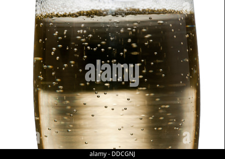 Frizzanti bollicine in un bicchiere di champagne, in primo piano e isolato in bianco Foto Stock