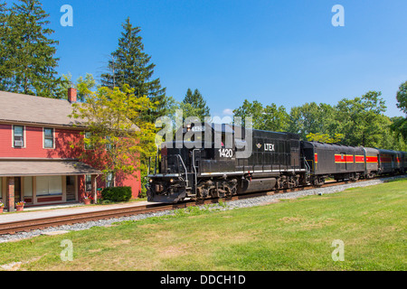 Cuyahoga Valley Scenic Railroad treno passa Boston mulino in Cuyahoga Valley National Park in Ohio negli Stati Uniti Foto Stock