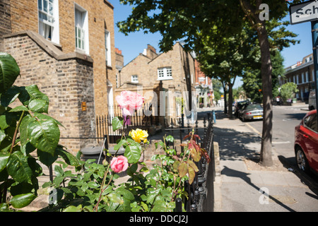 Tipica strada nella zona est di Londra, terrazza ospita molti soggetti a gentrification come la zona degli aggiornamenti con nuove persone più giovani. Foto Stock