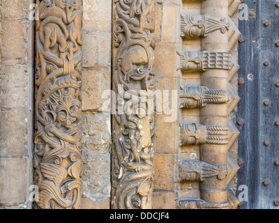 Muratura scolpito dettaglio dall'ingresso principale alla Cattedrale di Lincoln Foto Stock