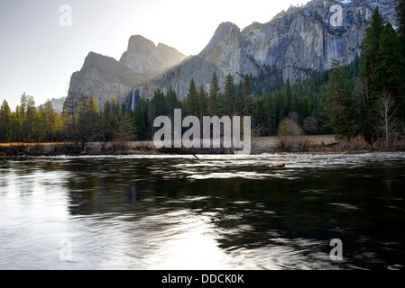 Sunrise luce di retroilluminazione retroilluminato bridalveil falls i cancelli della valle Yosemite National Park in California negli Stati Uniti Foto Stock