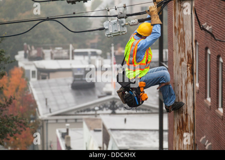 Cavo guardafili di tenere su pole mentre utilizzando i picchi guardafili per regolare la tensione Foto Stock