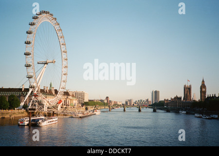 Il London Eye e le Houses of Parliament sul Tamigi, Londra UK, guardando verso ovest Foto Stock
