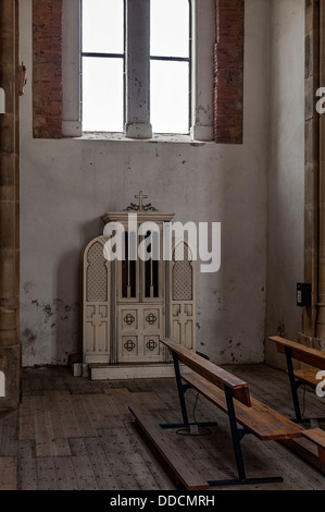 Chiesa confessionale di legno bianco. Foto Stock