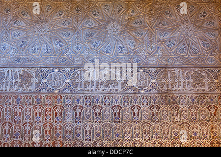 Dettaglio delle pareti in sala di ambasciatori o trono hall,Comares palace,Nazaries palazzi, Alhambra di Granada,Andalucia,Spagna Foto Stock