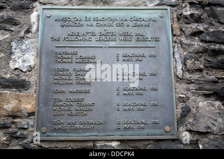 La placca nel cantiere di esecuzione a Kilmainham Gaol con i nomi dei ribelli eseguito dopo il 1916 Pasqua Rising, Dublino Irlanda Foto Stock