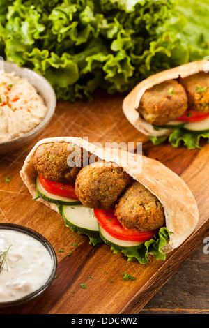 Falafel organico in una tasca di pita con pomodori e cetrioli Foto Stock