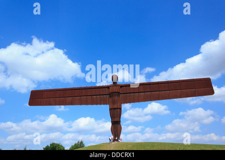 Angelo del Nord di essere visitata da turisti in una giornata di sole in Newcastle, Inghilterra. Foto Stock