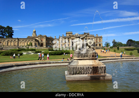 La facciata anteriore della Corte Witley lungo con il layout del giardino in una giornata di sole. Foto Stock