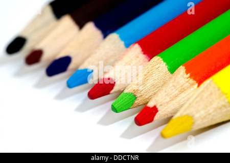 Matite colorate allineate in una fila. Viene messa in evidenza la matita verde. Foto Stock