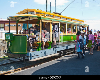 Famiglie a bordo di un tram d'epoca all'Ferrymead Heritage Park e il museo, Christchurch, Canterbury, South Island, in Nuova Zelanda. Foto Stock