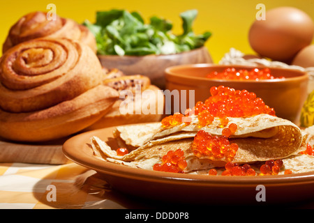 Pancake con caviale rosso e beni cotti al forno Foto Stock