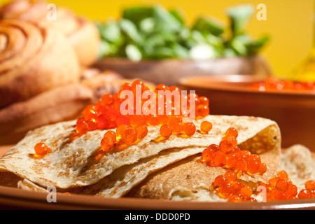 Pancake con caviale rosso e beni cotti al forno Foto Stock