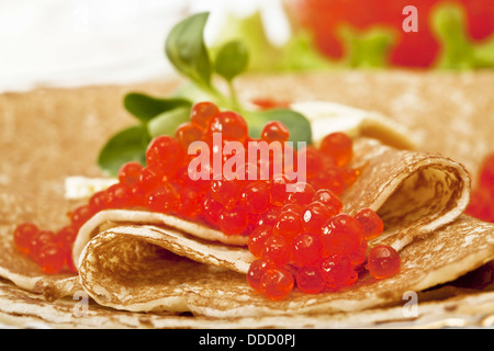 Pancake con caviale rosso e verde Foto Stock